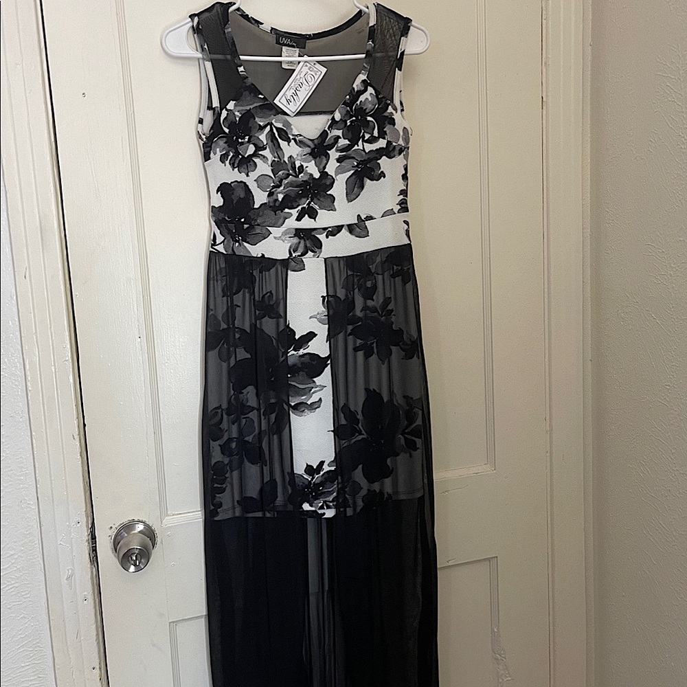 Short black and white dress, with long black veil, new, size S